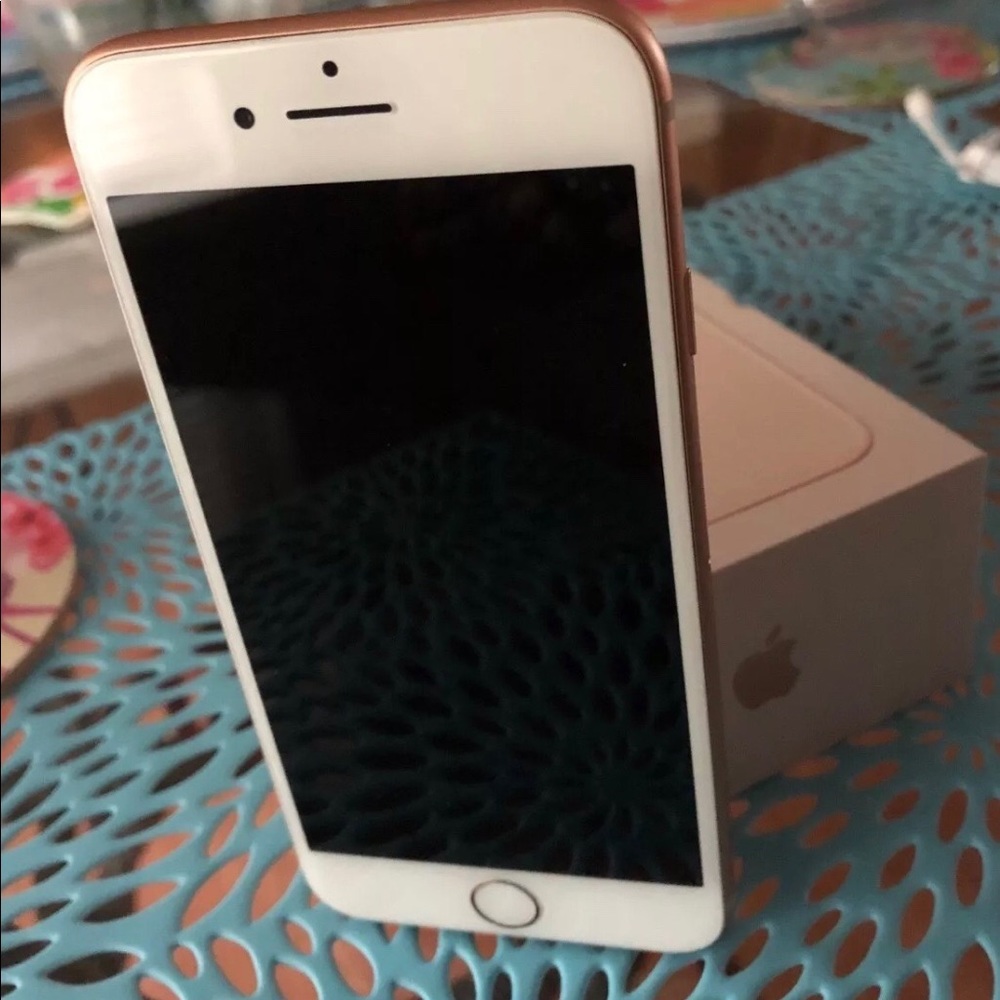 iPhone 8s - Picture 3 of 5